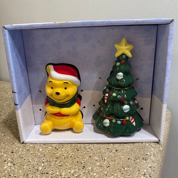 Winnie the Pooh Christmas Salt and pepper shakers - Picture 1 of 2
